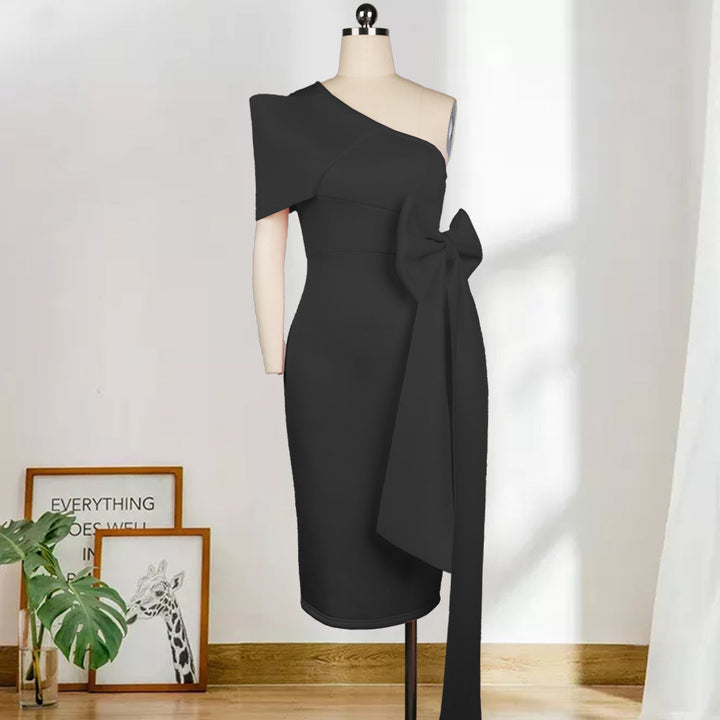 Stilvolles rosa Partykleid für Damen mit asymmetrischem Top, ideal als Abendkleid oder für besondere Anlässe.
