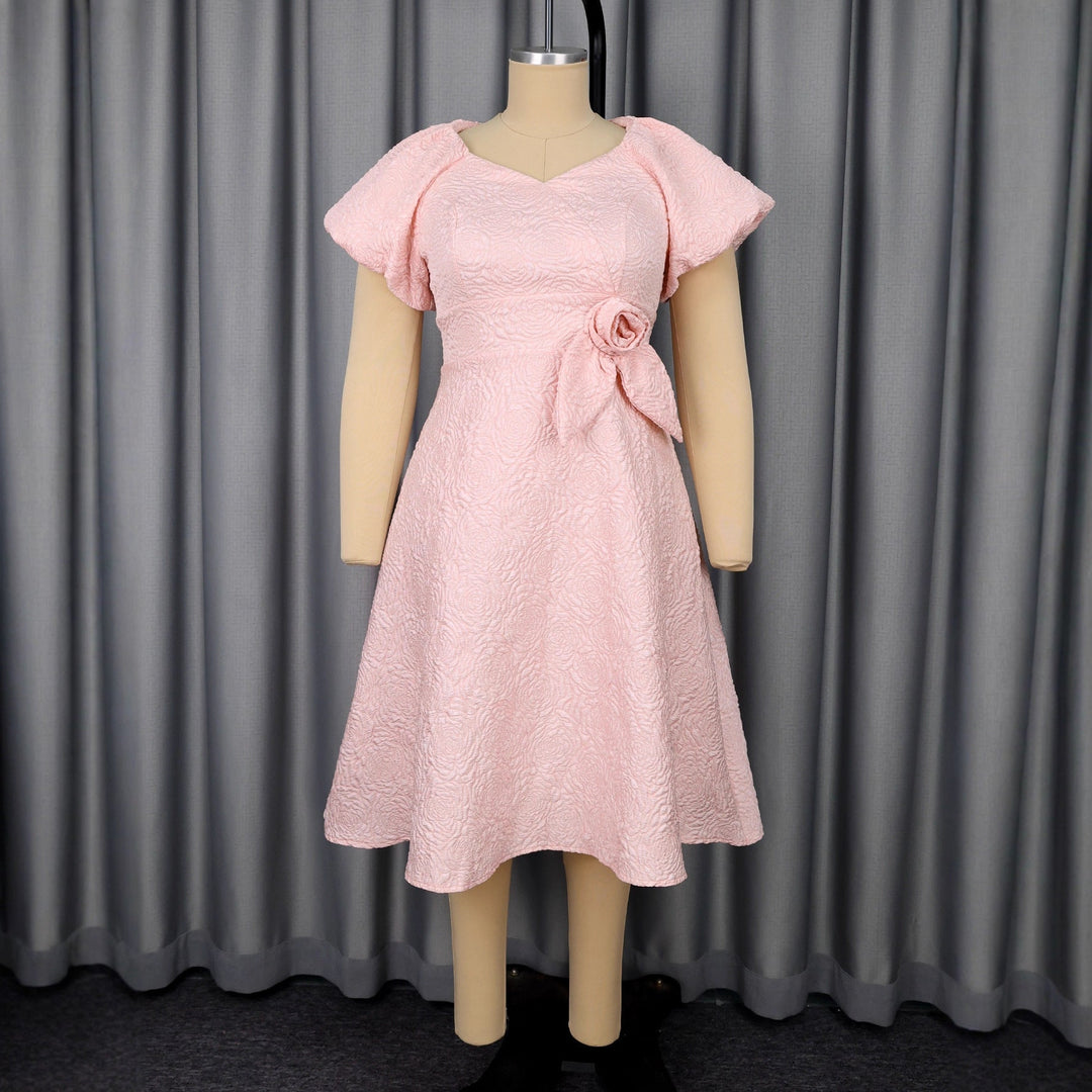 Modisches Abendkleid in Rosa mit Statement-Puffärmeln und zarter Schleife; perfekt für Parties & Events.
