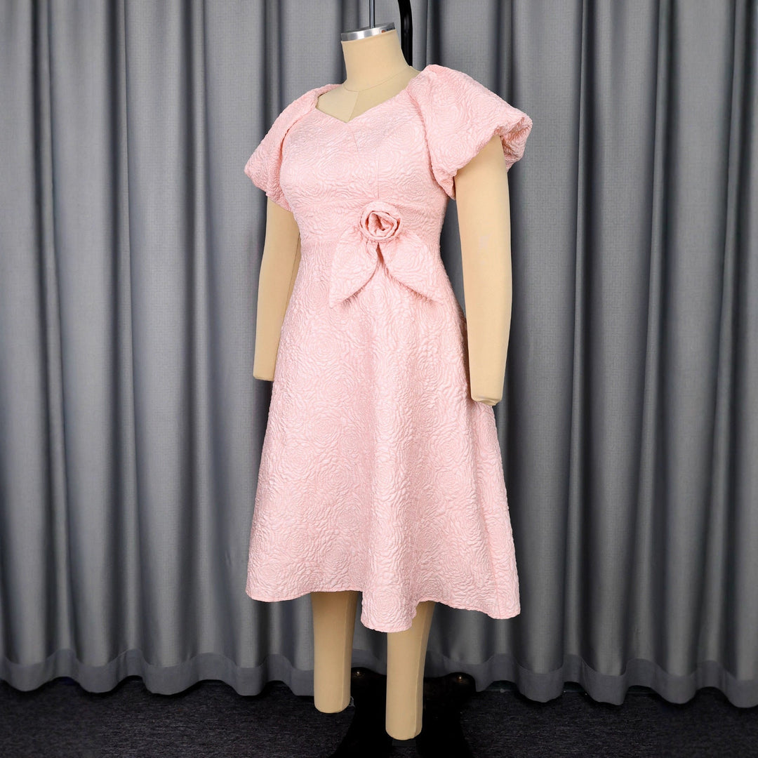 Feminines Cocktailkleid in Rosé mit voluminösen Puffärmeln & dekorativer Schleife, für einen eleganten Look.