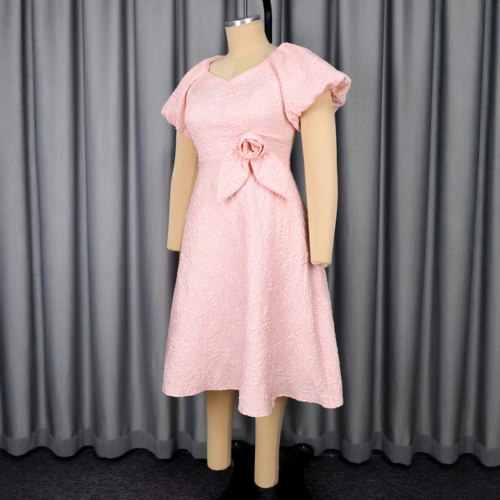 Feminines Cocktailkleid in Rosé mit voluminösen Puffärmeln & dekorativer Schleife, für einen eleganten Look.
