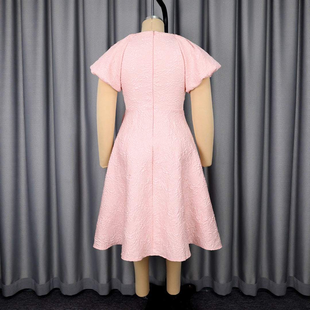 Rosa Partykleid mit eleganten Puffärmeln und verspielter Schleife, ein festliches Damenkleid für besondere Anlässe.