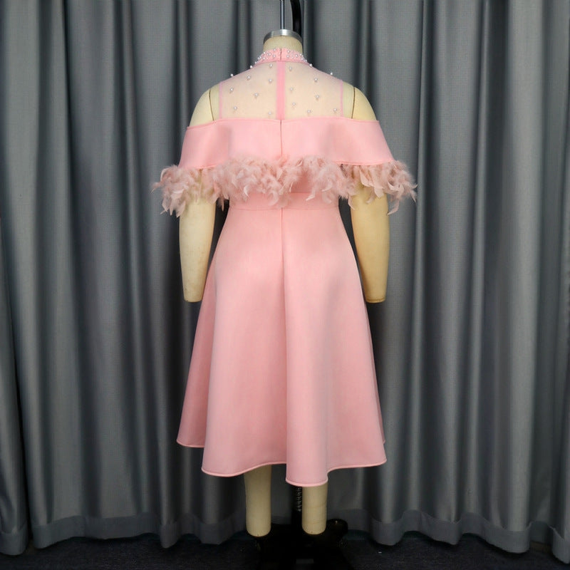 Glamouröses Federkleid in Rosa mit transparenten Puffärmeln, ein elegantes Damenkleid für besondere Anlässe.
