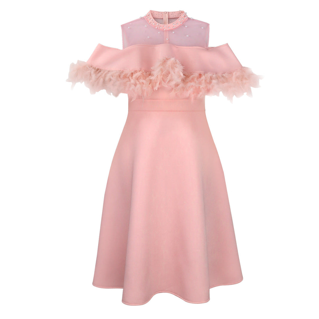 Rosa Abendkleid für Damen: Edles Design mit eleganten Puffärmeln, glamourösen Federn für festliche Gelegenheiten.