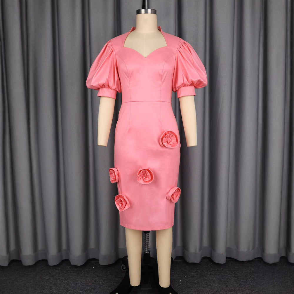 Festliches Partykleid für Damen in Rosa, mit auffälligen Puffärmeln und femininen floralen Details.