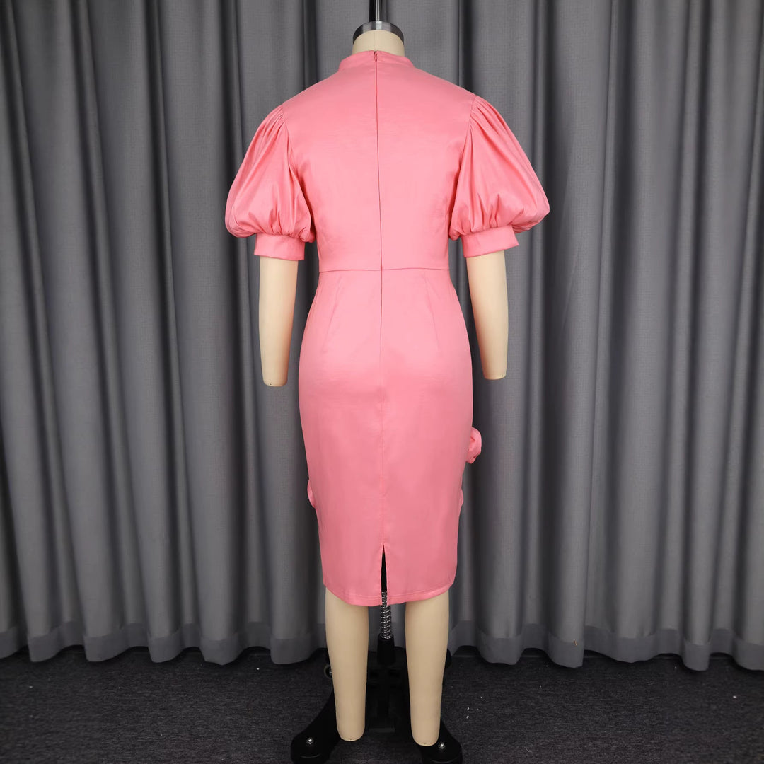 Feminines Abendkleid in Rosa mit eleganten Puffärmeln und stilvollen floralen Mustern, perfekt für Partys.