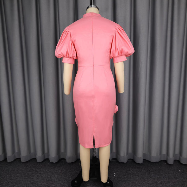 Feminines Abendkleid in Rosa mit eleganten Puffärmeln und stilvollen floralen Mustern, perfekt für Partys.