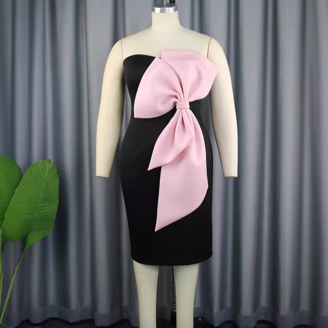 Chic rosafarbenes Wickelkleid, schulterfrei, mit eleganter großer Schleife; perfekt als Cocktail- oder Partykleid.