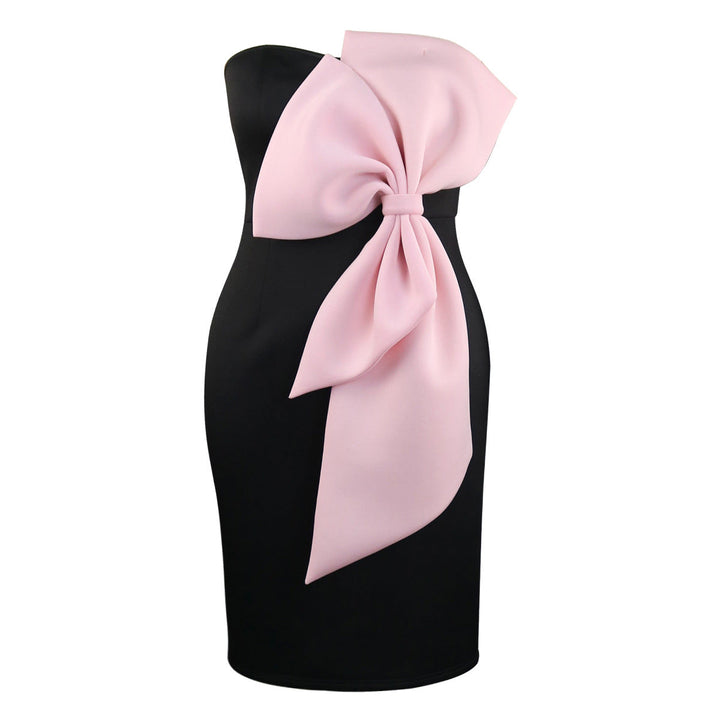 Feminines Abendkleid in Rosa, Wickeloptik, schulterfrei und mit großer Schleife; ein elegantes Highlight für Damen.