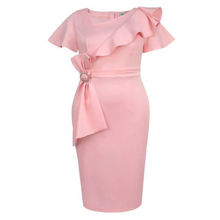 Stilvolles rosafarbenes Damenkleid mit tailliertem Schnitt, geeignet als festliches Abendkleid.