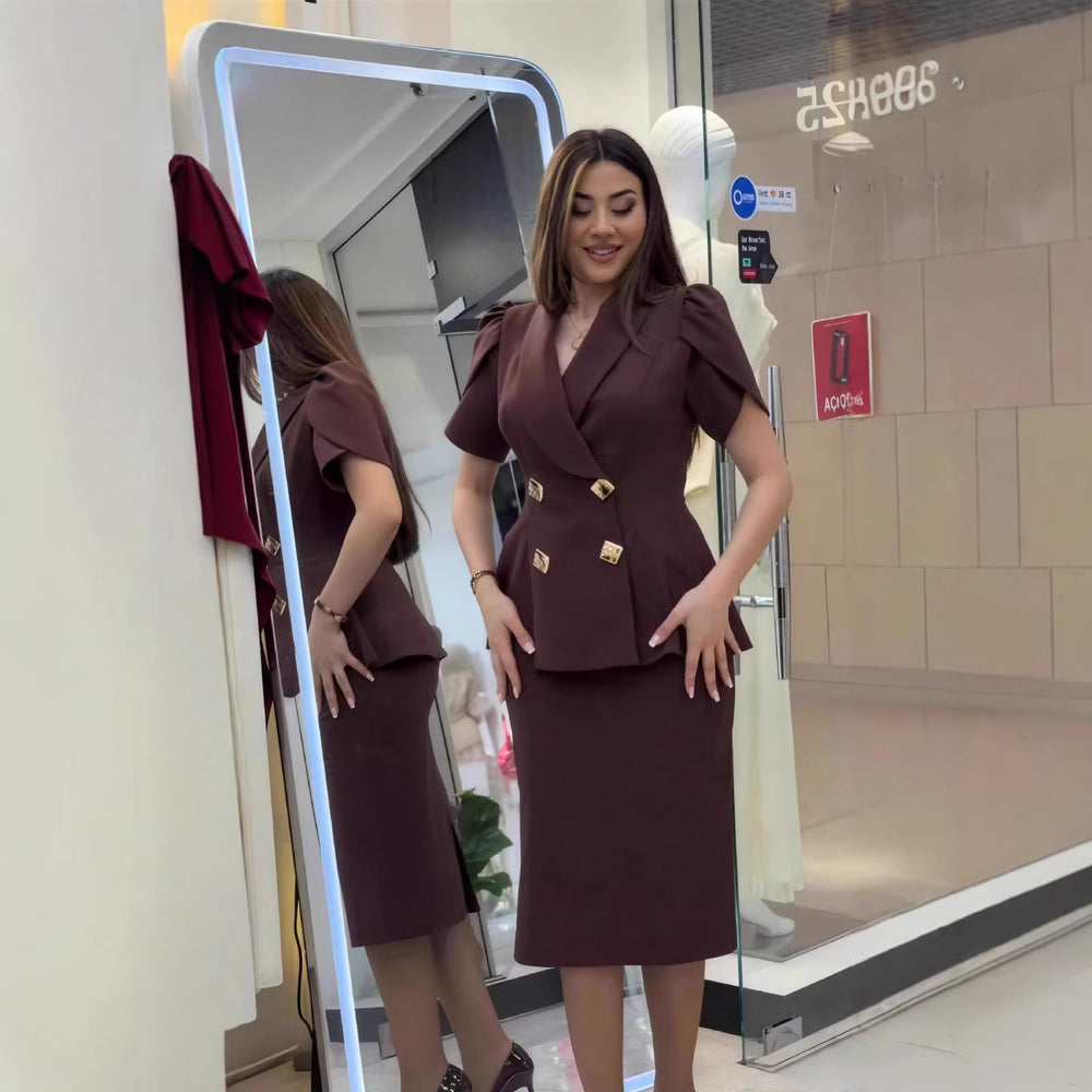 Weinrotes Business-Bleistiftkleid für Damen mit figurbetontem Schnitt und elegantem Schulterdetail. Modern & stilvoll.