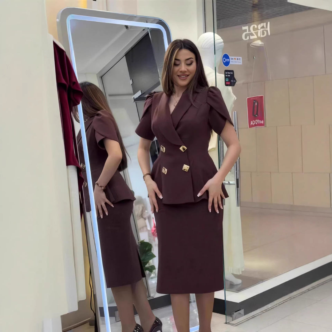 Rotbraunes, elegantes Bleistiftkleid für Damen, formschmeichelnd, mit stilvollem Schulterdetail. Ideal für Business-Events.