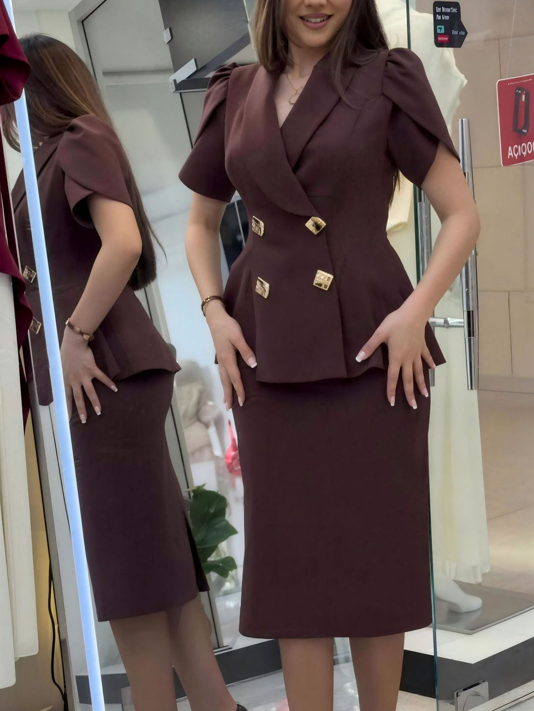 Figurbetontes Damen Bleistiftkleid in Dunkelrot mit elegantem Schnitt und auffälligem Schulterdesign. Vielseitig für Abend.