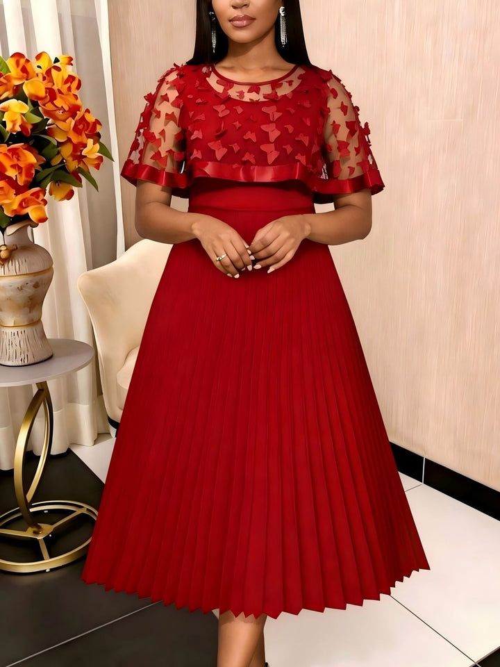 Stilvolles rotes Abendkleid für Damen mit Plissee-Rock und transparenten Puffärmeln, sehr festlich.