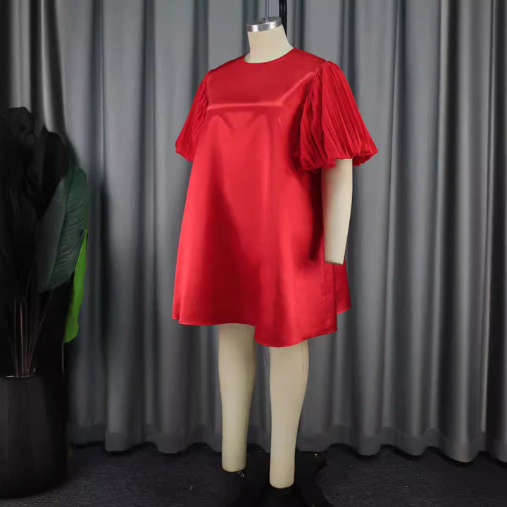 Glamouröses rotes Partykleid für Damen mit Rüschen. Langes, elegantes Abendkleid für festliche Events.