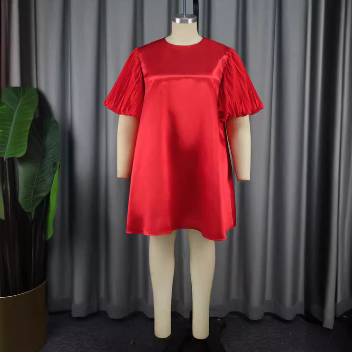 Rotes Damenkleid, elegant und festlich, mit opulentem Rüschensaum. Perfektes Abendkleid für besondere Momente.