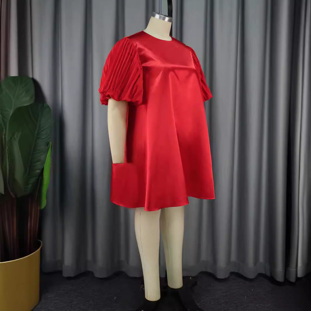 Langes, rotes Abendkleid für Frauen. Schickes Rüschenkleid mit elegantem Fall für glamouröse Anlässe.