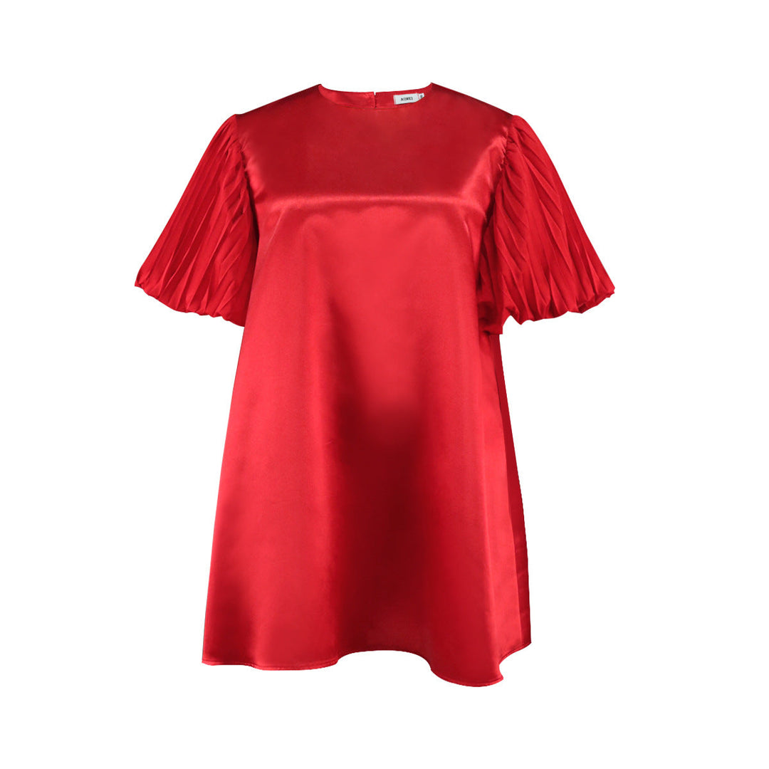 Stylisches rotes Damen Abendkleid mit detailliertem Rüschensaum. Elegantes Festkleid für einen unvergesslichen Auftritt.