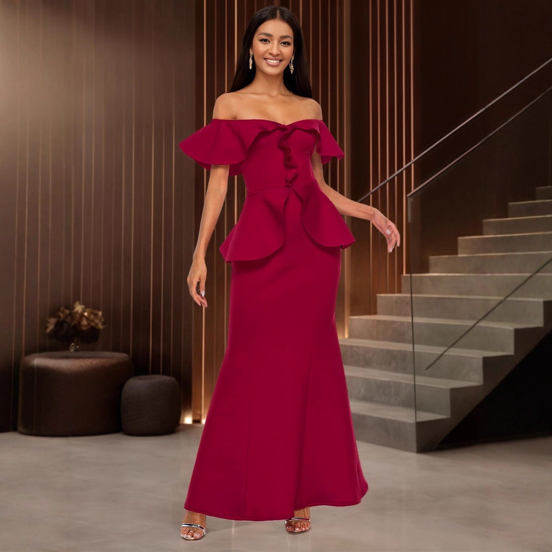 Elegantes rotes Damen Abendkleid schulterfrei, mit voluminösem Rüschensaum für festliche Anlässe & Gala.