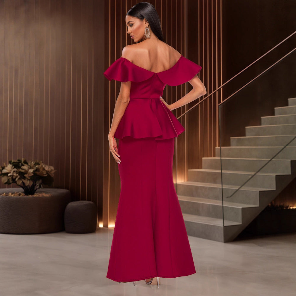 Schulterfreies rotes Ballkleid für Damen mit eleganten Rüschen und figurschmeichelndem Schnitt. Perfekt für Hochzeiten.