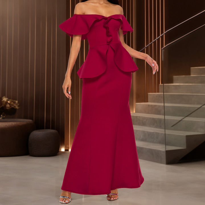 Rotes Abendkleid schulterfrei mit dramatischem, voluminösem Tüll-Saum. Maxikleid für elegante Abendmode.