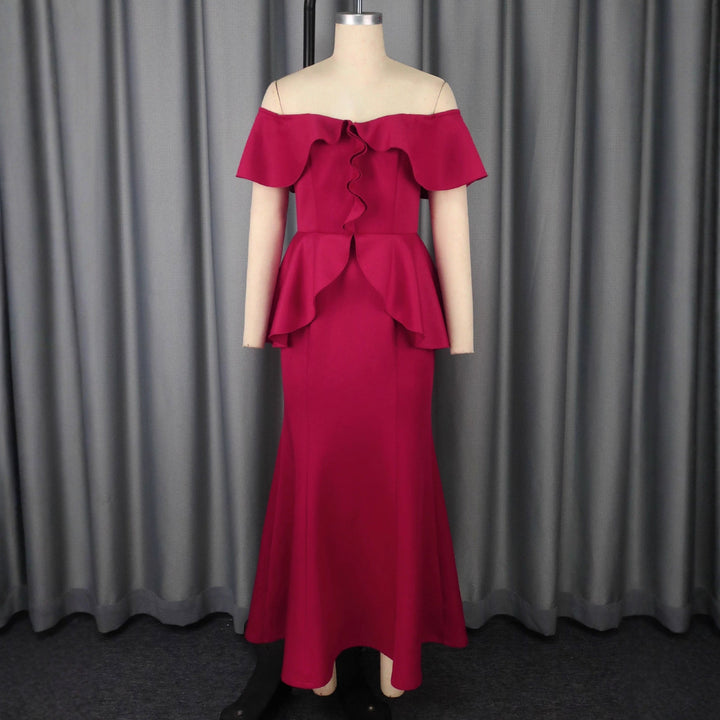 Festliches rotes Partykleid schulterfrei für Damen. Elegantes Abendkleid mit Rüschen und bodenlangem Design.