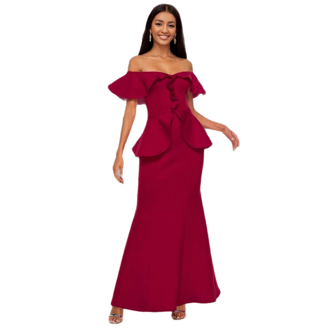 Damen Maxikleid in Rot, schulterfrei. Elegantes Abendkleid mit voluminösem Saum, ideal für Gala & besondere Anlässe.