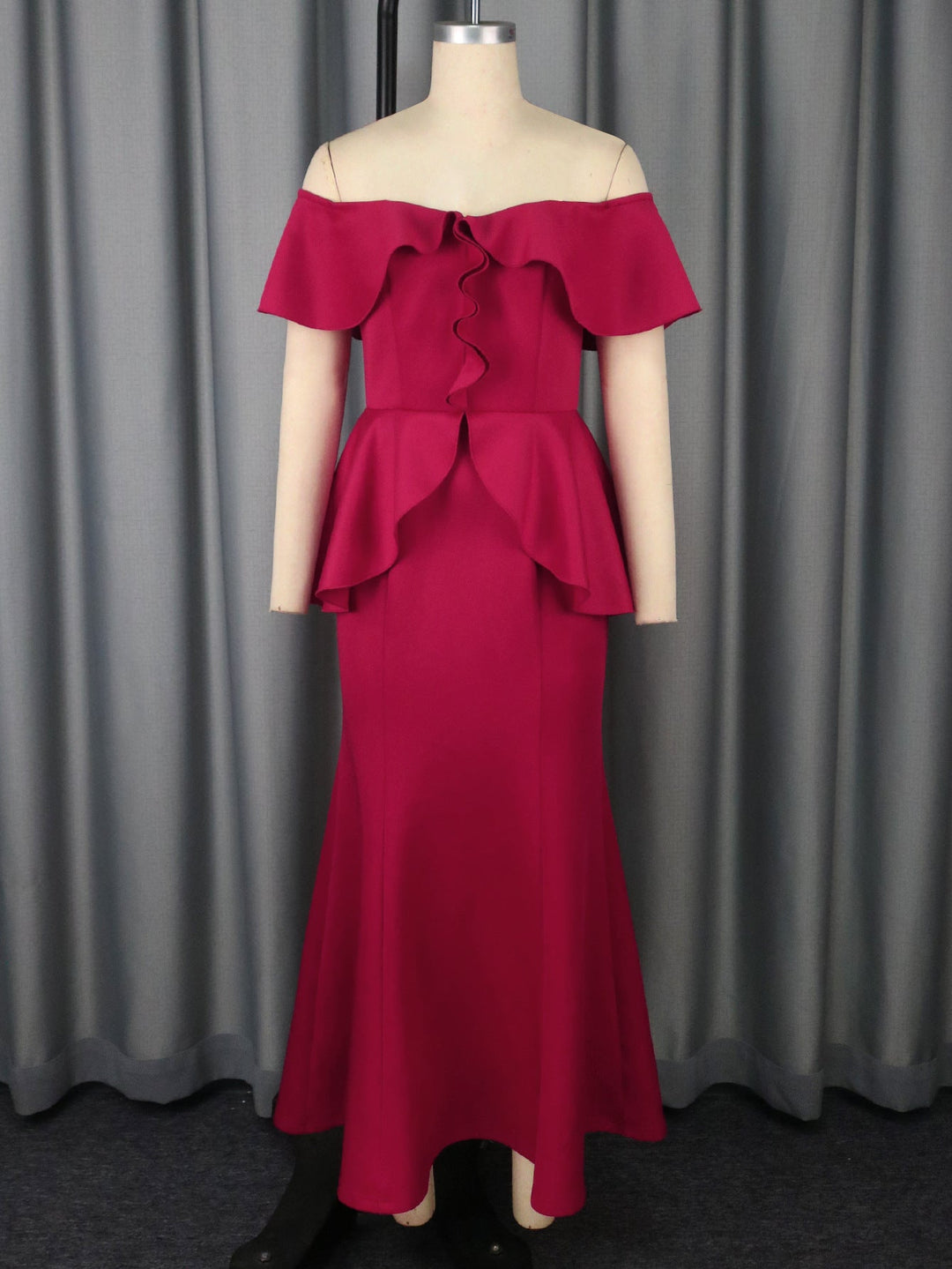 Figurschmeichelndes rotes Gala-Kleid schulterfrei. Festliches Abendkleid für Damen mit elegantem Rüschen-Design.