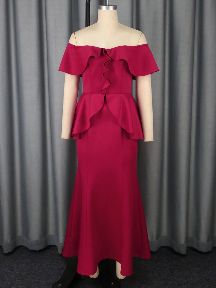 Figurschmeichelndes rotes Gala-Kleid schulterfrei. Festliches Abendkleid für Damen mit elegantem Rüschen-Design.