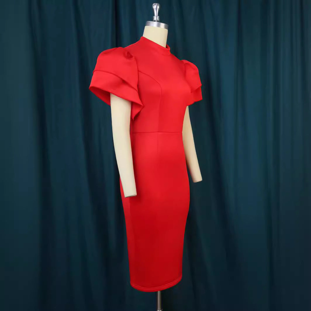 Rotes Abendkleid für Damen, figurbetont geschnitten mit eleganten voluminösen Rüschenärmeln, sehr modisch.