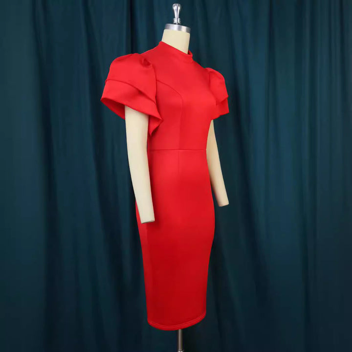 Rotes Abendkleid für Damen, figurbetont geschnitten mit eleganten voluminösen Rüschenärmeln, sehr modisch.
