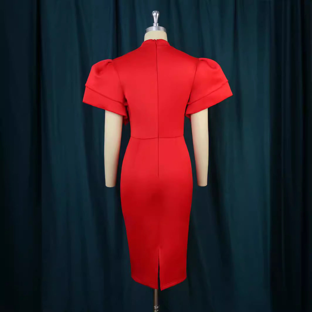 Figurbetontes Damenkleid in Rot mit markanten Rüschenärmeln, ein elegantes Outfit für besondere Anlässe.