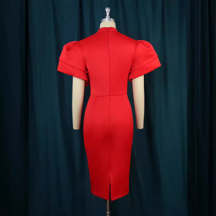 Figurbetontes Damenkleid in Rot mit markanten Rüschenärmeln, ein elegantes Outfit für besondere Anlässe.