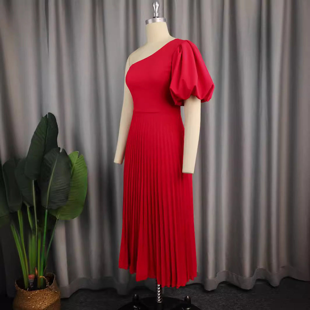 Festliches Damenkleid in Rot mit asymmetrischem Saum und eleganten Falten für besondere Anlässe.