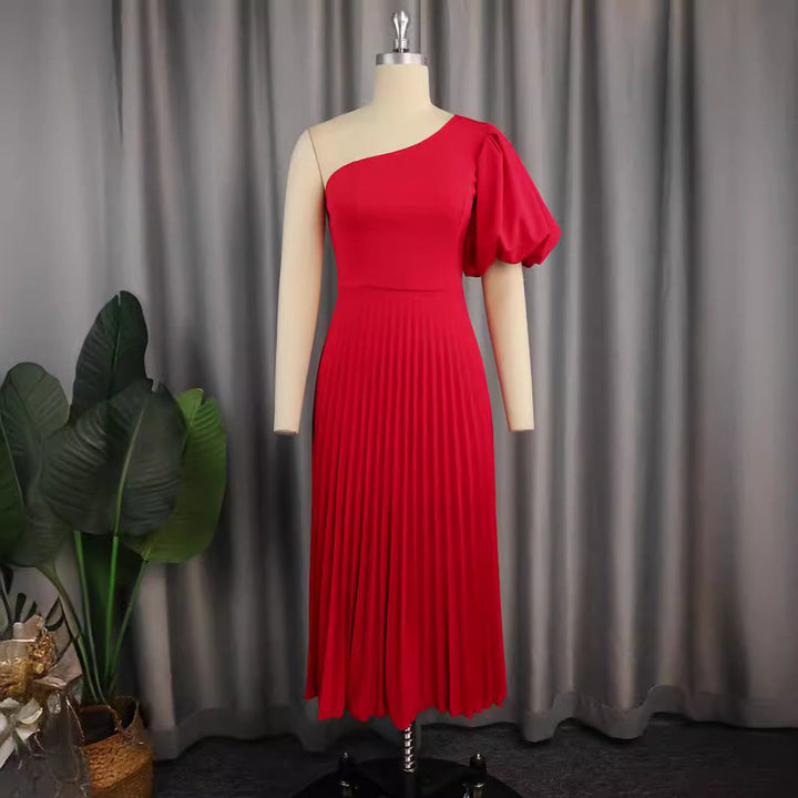 Stylisches rotes Partykleid für Damen mit eleganten Falten, ideal als Abendkleid für festliche Events.