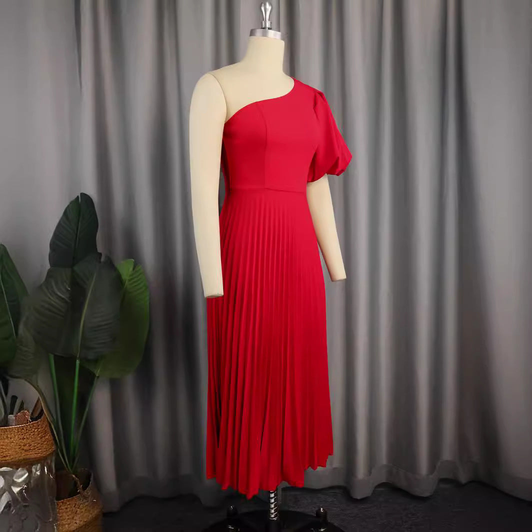 Asymmetrisches Faltenkleid für Damen in leuchtendem Rot, körperbetont und elegant für festliche Abende.