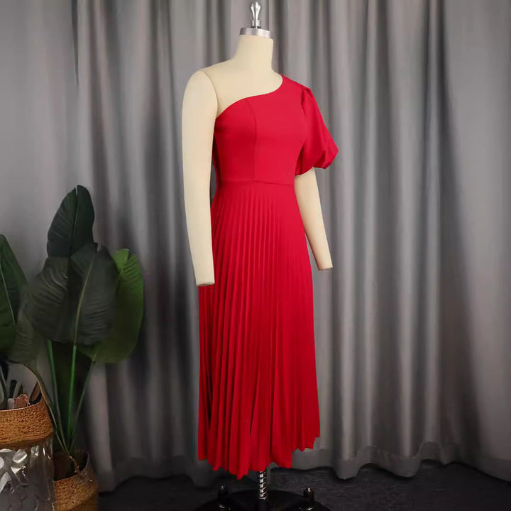 Asymmetrisches Faltenkleid für Damen in leuchtendem Rot, körperbetont und elegant für festliche Abende.