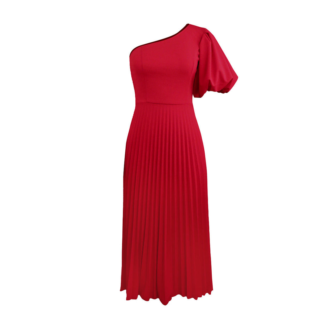 Rotes asymmetrisches Damenkleid mit stilvollen Falten, ideal als Abend- oder festliches Partykleid.