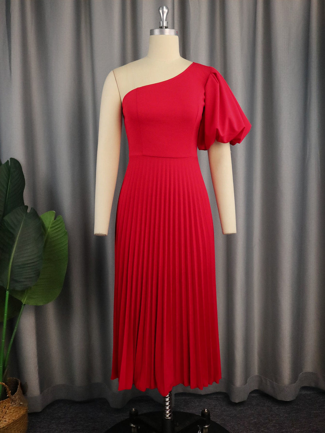 Modernes elegantes Damen Faltenkleid in Rot, asymmetrisch geschnitten, ideal für glamouröse Abend-Looks.