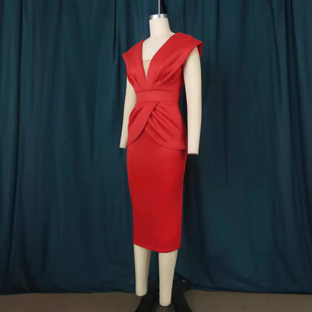 Rotes figurbetontes Damen Cocktailkleid mit tiefem V-Ausschnitt und Wickeloptik; perfekt für den Abend.