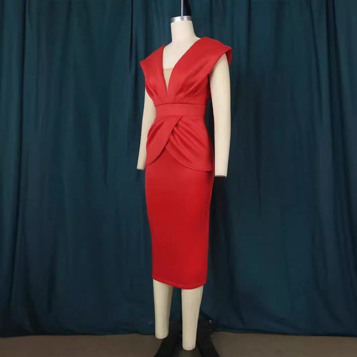 Rotes figurbetontes Damen Cocktailkleid mit tiefem V-Ausschnitt und Wickeloptik; perfekt für den Abend.
