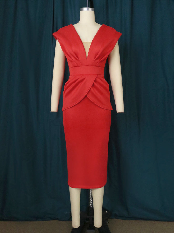 Elegantes Damenkleid in Rot mit V-Ausschnitt und figurbetonter Wickeloptik. Ideal als festliches Abendkleid.