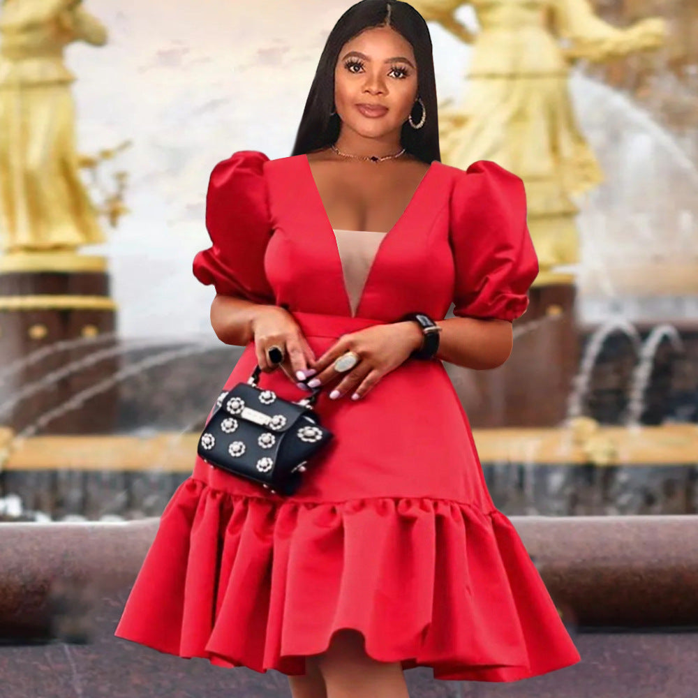 Elegantes rotes Damen Wickelkleid mit voluminösen Puffärmeln und verspieltem Rüschensaum, ideal für festliche Anlässe.