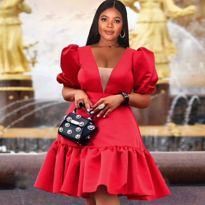 Elegantes rotes Damen Wickelkleid mit voluminösen Puffärmeln und verspieltem Rüschensaum, ideal für festliche Anlässe.