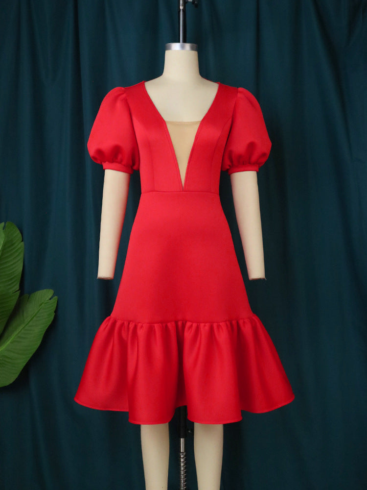 Modisches Damen Sommerkleid, rotes Wickelkleid mit stilvollen Puffärmeln und femininem Rüschensaum, sehr elegant.