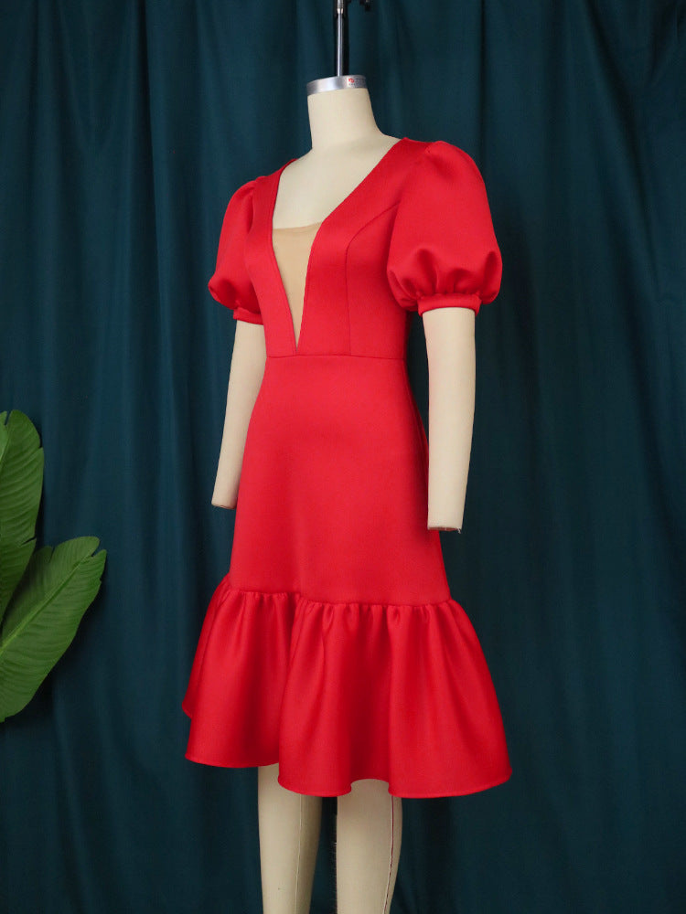 Festliches rotes Abendkleid für Damen im Wickelstil mit eleganten Puffärmeln und fließendem Rüschensaum, modern.