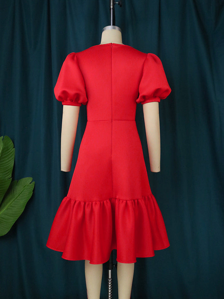 Rotes Damen-Wickelkleid, elegant designt mit Puffärmeln und Rüschensaum, perfekt als modisches Sommerkleid.