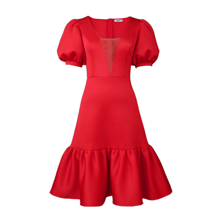 Detailansicht: Rotes Damenkleid mit Wickeloptik, feinen Puffärmeln und zartem Rüschensaum, sehr schick und bequem.