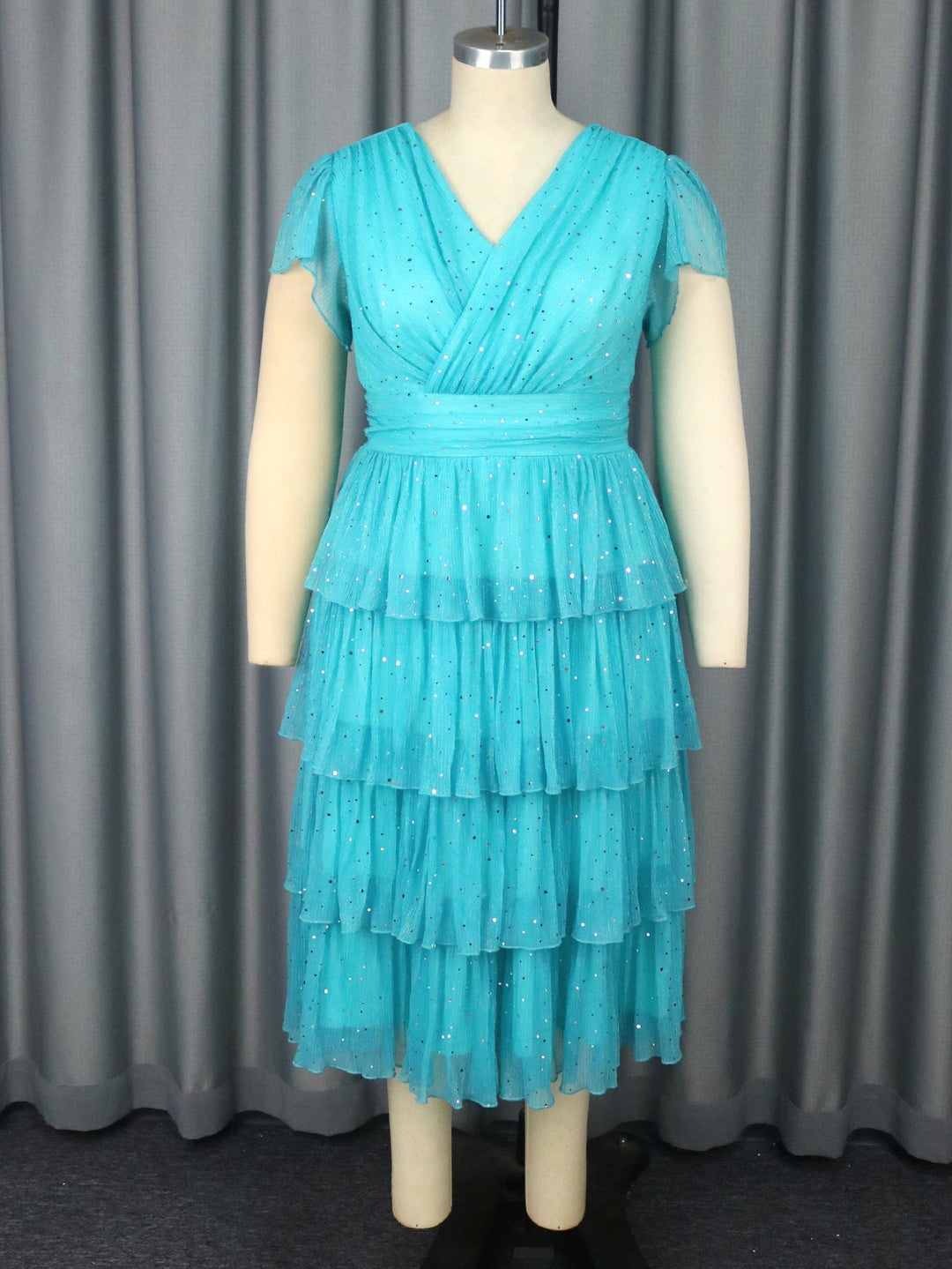 Glamouröses Damen Rüschenkleid, schimmernd & elegant, mit V-Ausschnitt für Hochzeiten & festliche Events.