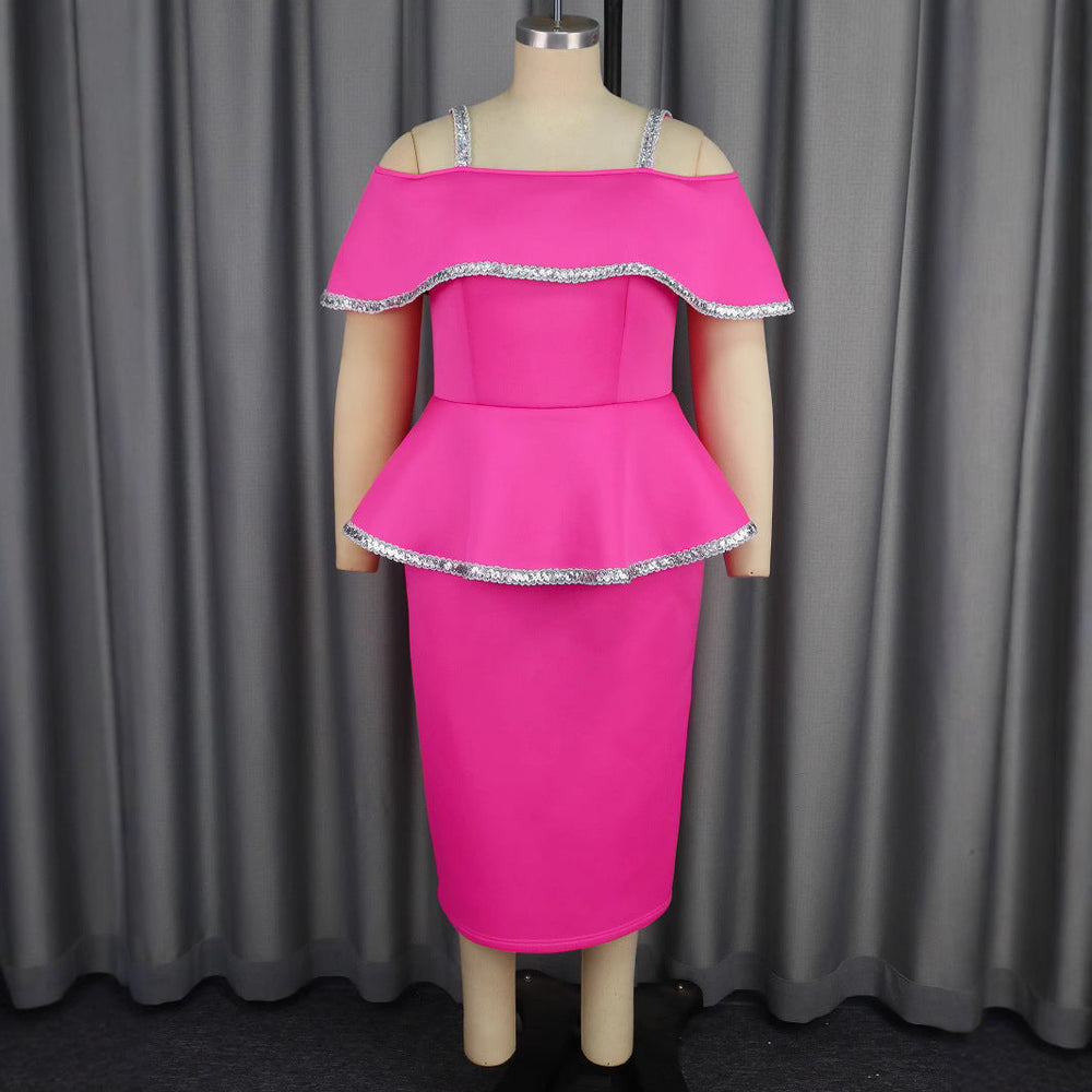 Glamouröses Glitzer Abendkleid schulterfrei für Damen. Magenta Peplum-Kleid perfekt für Partys und Events.