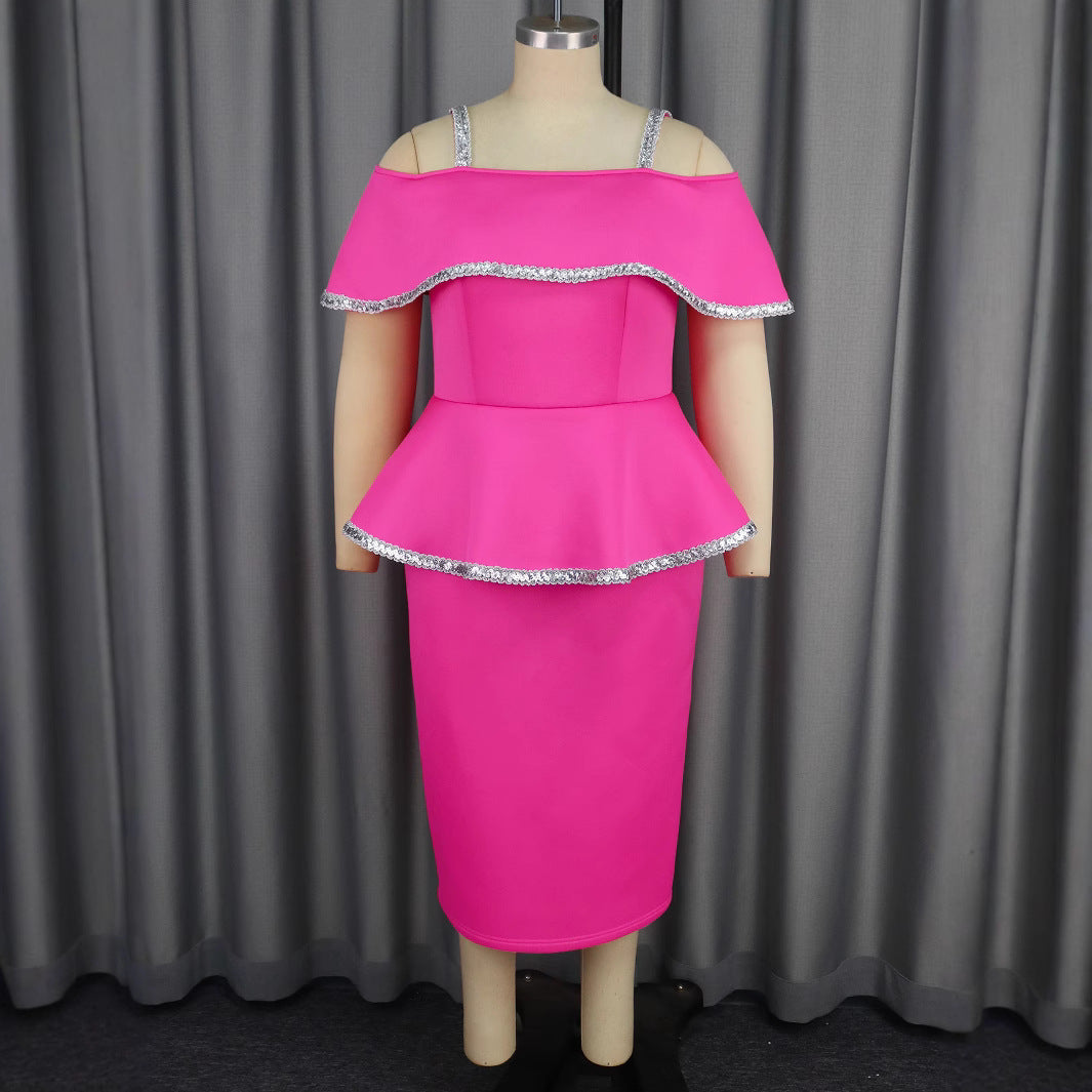Glamouröses Glitzer Abendkleid schulterfrei für Damen. Magenta Peplum-Kleid perfekt für Partys und Events.
